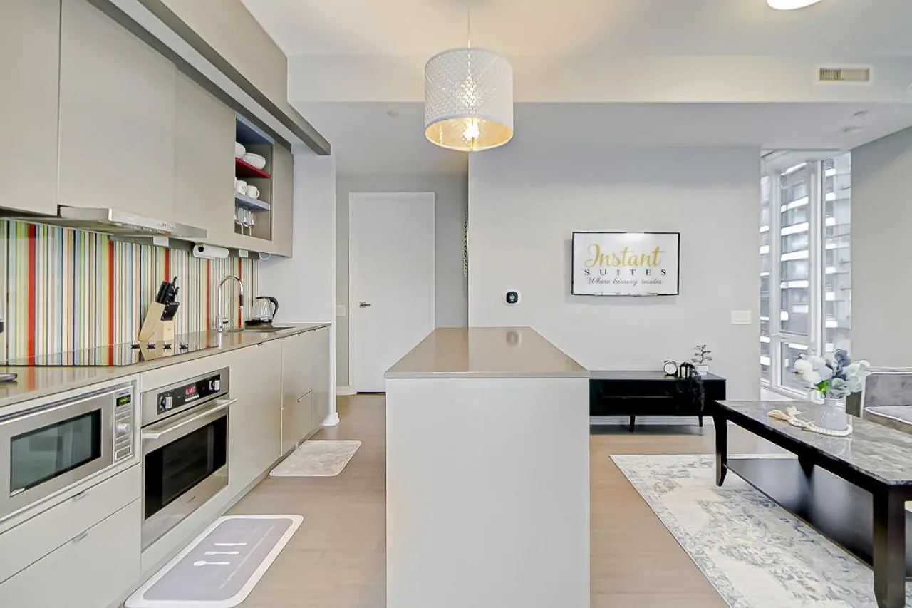 The Skyline Retreat By Instant Suites Toronto Holiday home