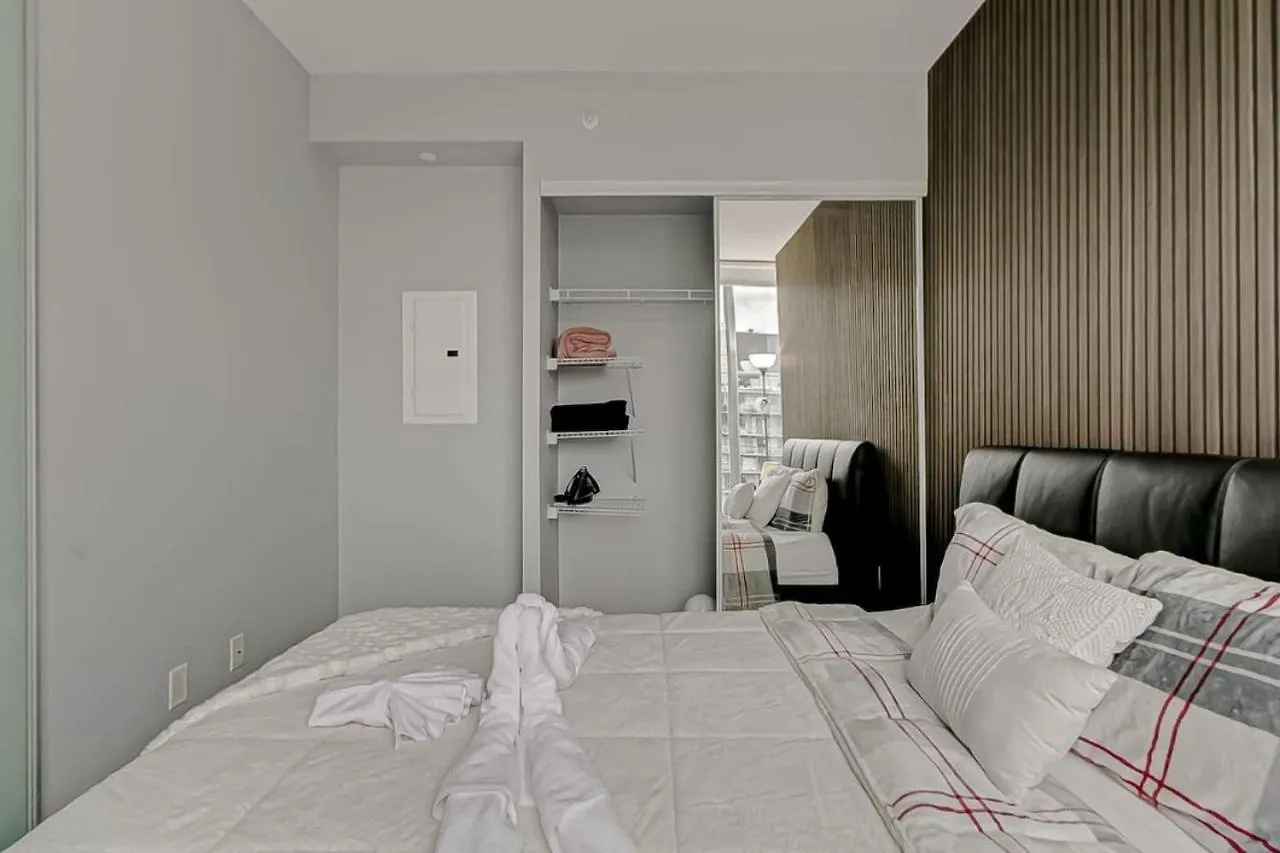 The Skyline Retreat By Instant Suites Toronto Canada