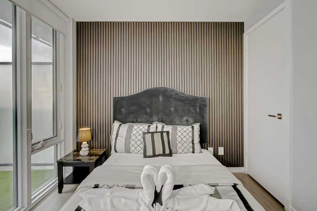 The Skyline Retreat By Instant Suites Toronto Holiday home