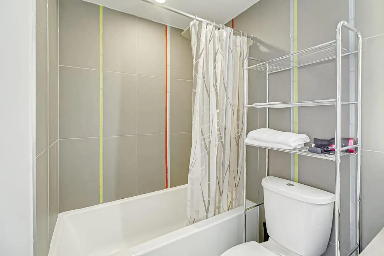 The Skyline Retreat By Instant Suites Toronto
