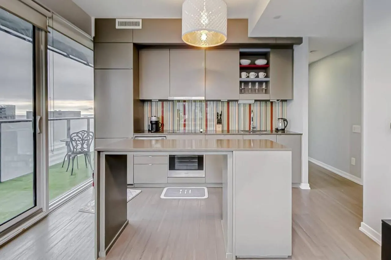 The Skyline Retreat By Instant Suites Toronto