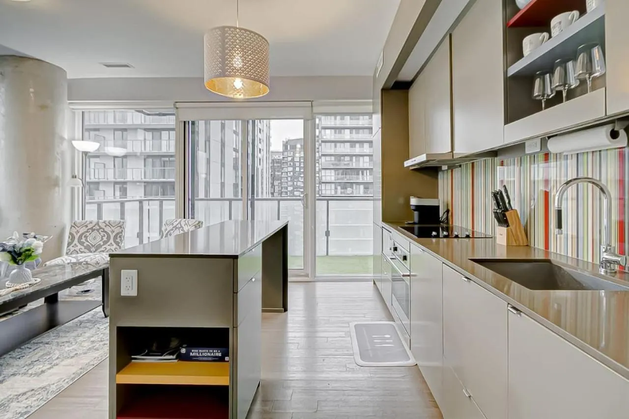 The Skyline Retreat By Instant Suites Toronto Holiday home