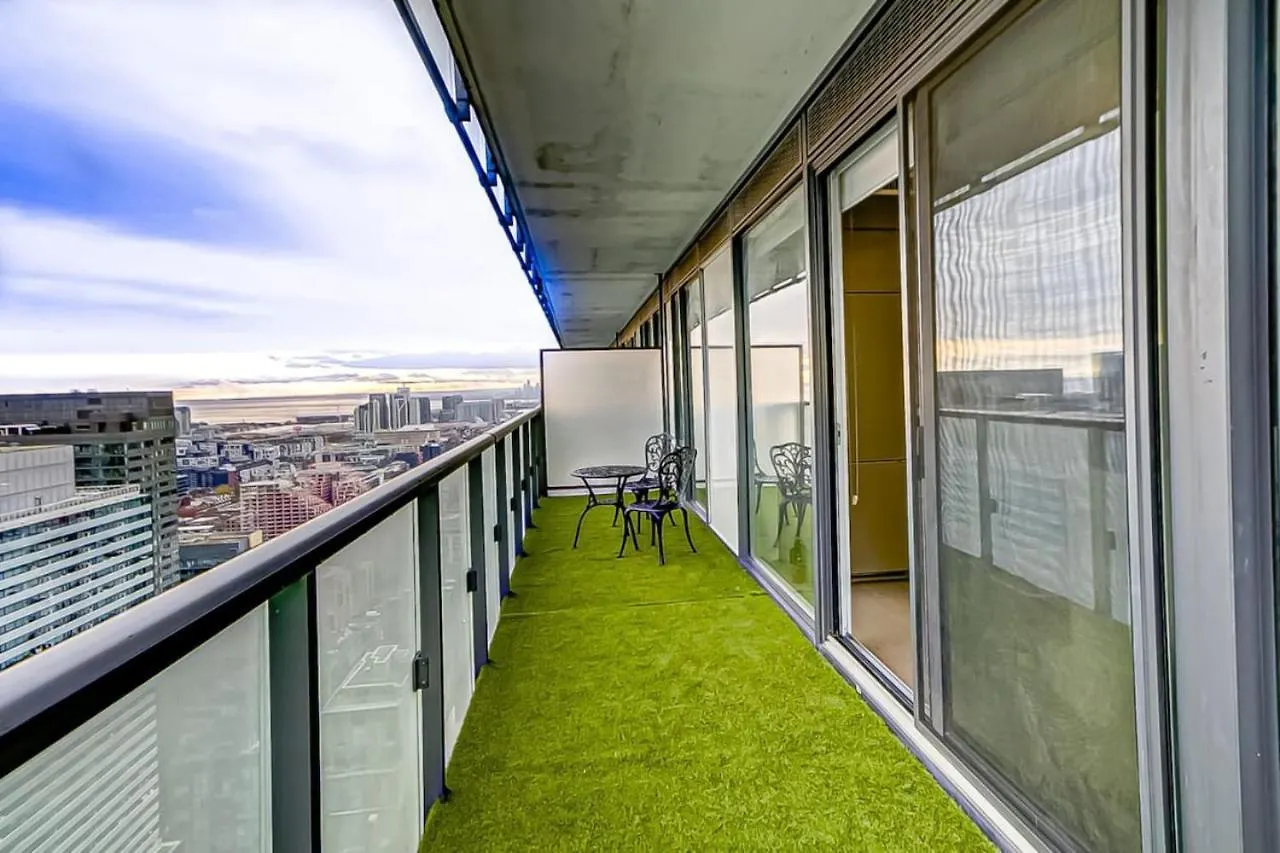 The Skyline Retreat By Instant Suites Toronto