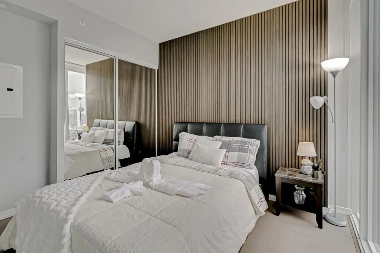 The Skyline Retreat By Instant Suites Toronto Canada