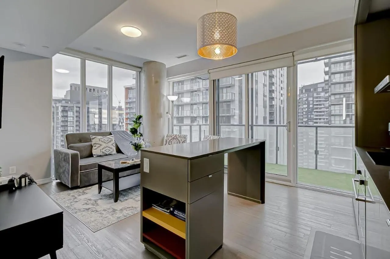The Skyline Retreat By Instant Suites Toronto Holiday home